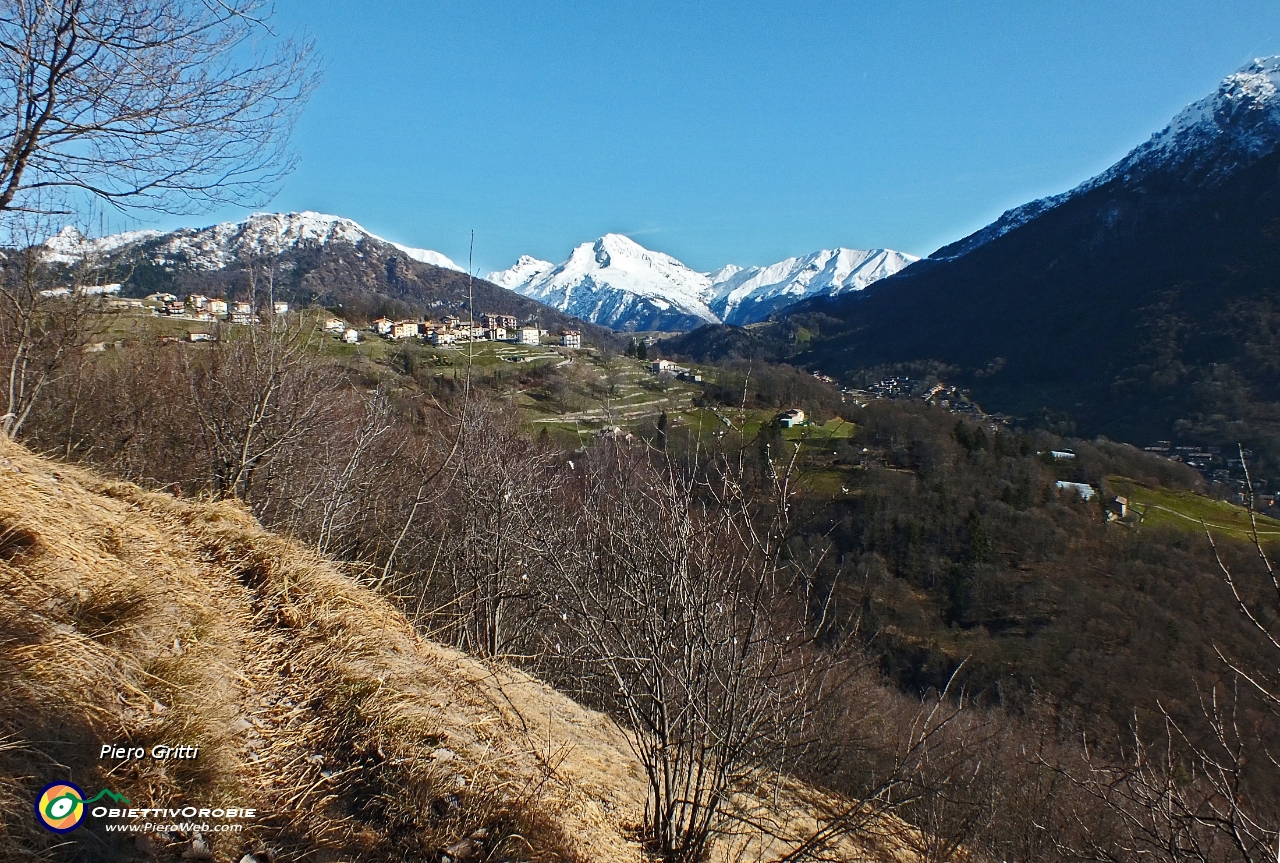 29 Corone in pimo piano con Monti Castello, Corna Piana, Arera e Grem sullo sfondo.JPG